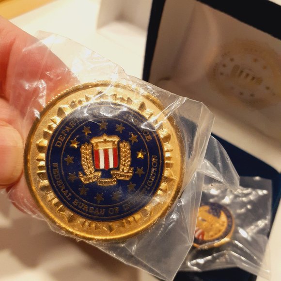 FBI DEPARTMENT OF JUSTICE 1.75" CHALLENGE COIN & FBI DOJ .75" LAPEL~ HAT PIN - Picture 3 of 9